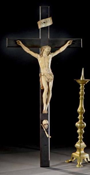 null Très important crucifix en ivoire avec titulus, crâne et tibias (manque un)...