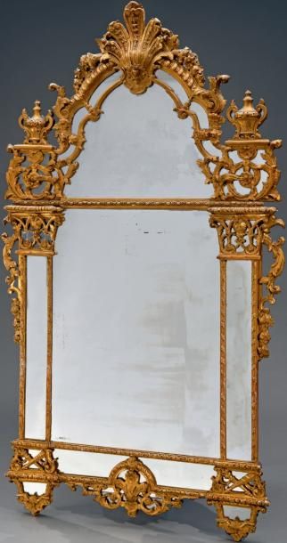 null Important miroir en bois doré rectangulaire, les montants en pilastres simulés...