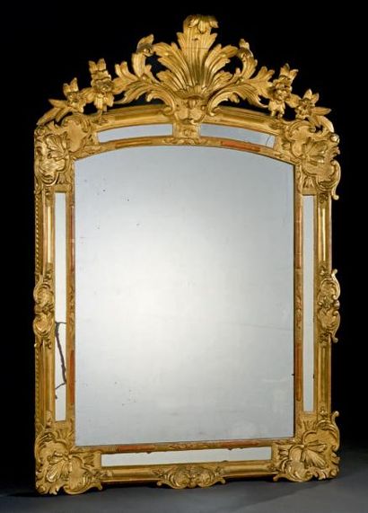 null Miroir à fronton cintré et parecloses en bois redoré sculpté de palmettes aux...