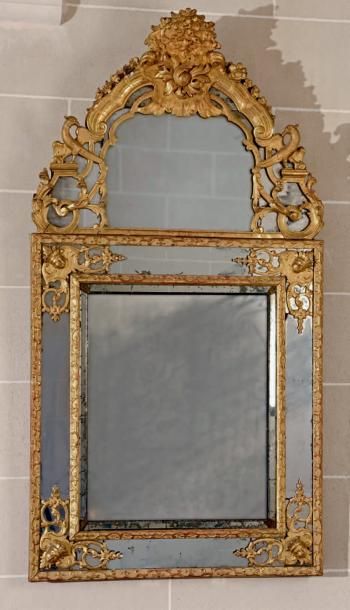 null Miroir rectangulaire à parecloses en bois doré à baguette Berain et écoinçons...