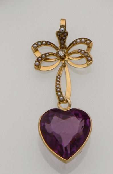 null Pendentif en or jaune 18K (750/°°), à décor de noeud de ruban agrémenté de demi-perles...