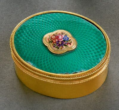 null Boîte ovale en or jaune 18K (750/°°) à moulures de perles ; le couvercle serti...