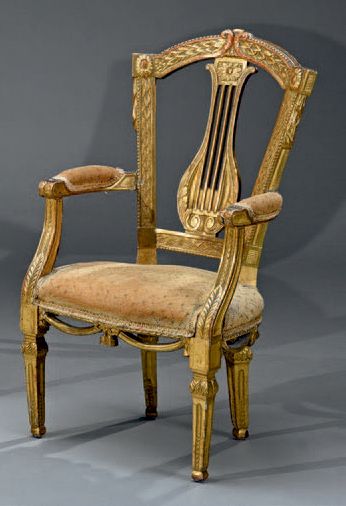 ITALIE Rare fauteuil d'enfant en bois doré sculpté à dossier cabriolet hotte ajouré...