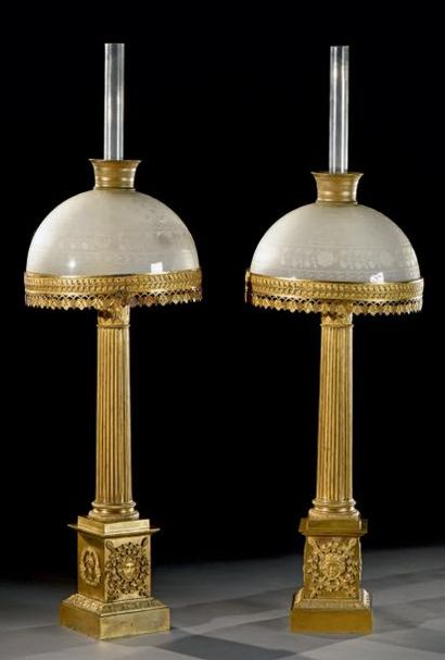 null Belle paire de lampes carcel en bronze doré, les fûts à colonnes corinthiennes...