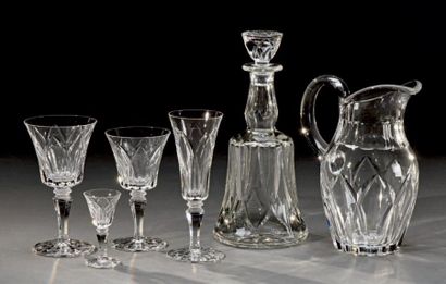 SAINT-LOUIS Service de verres à pied en cristal taillé modèle Camargue comprenant...