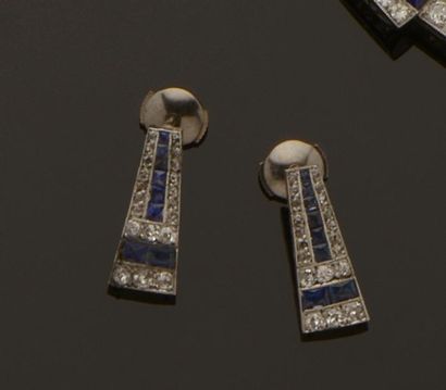 null Paire de pendants d'oreilles en or gris 18K (750/°°) à motifs géométriques articulés...