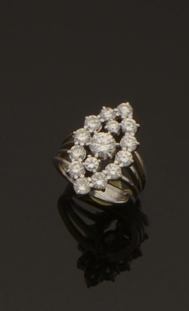 null Bague «Marquise» en or gris 18K (750/°°) sertie de diamants taille brillant,...