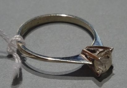 null Bague solitaire en or gris 18K (750/°°) sertie d'un diamant coussin taille ancienne...