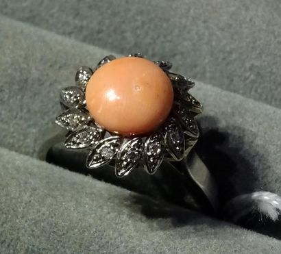 null Bague en or gris 18K (750/°°) ornée d'un cabochon de corail peau d'ange dans...