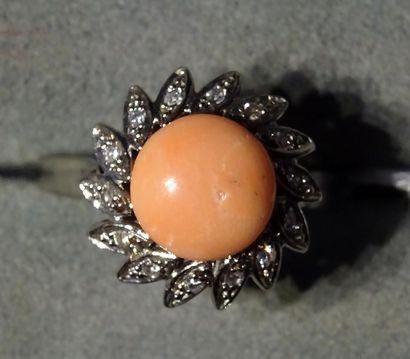 null Bague en or gris 18K (750/°°) ornée d'un cabochon de corail peau d'ange dans...