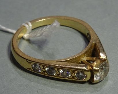 null Bague en or jaune 18K (750/°°) centrée d'un diamant taille brillant calibrant...