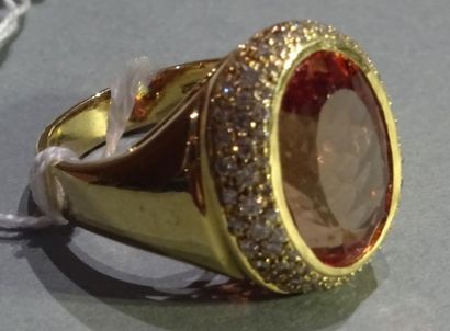 null Bague jonc en or jaune 18K (750/°°) ornée d'une topaze ovale sertie clos, dans...