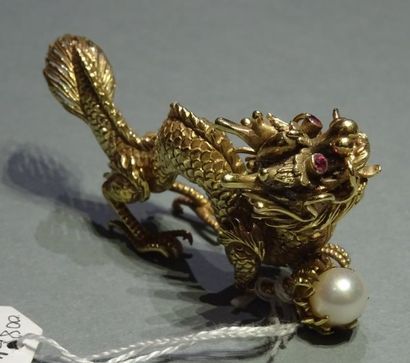 null Dragon asiatique en or jaune 14k (585/°°) ciselé orné d'une perle de culture
Poids...