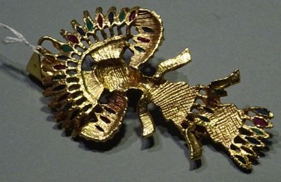 null Pendentif « serpent à plumes » en or jaune 18k (750/°°) ciselé, serti de saphirs,...