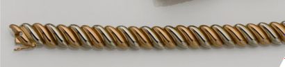null Bracelet en or de deux tons 18K (750/°°) à décor de godrons en biais
Poids brut...