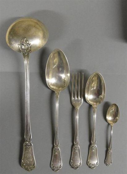 null Ménagère de couverts en argent à spatule mouvementée bordée de filets à décor...