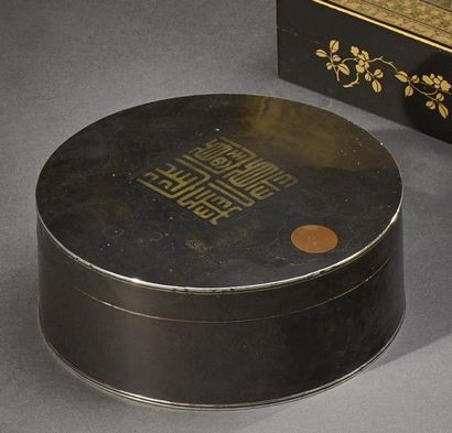 Art d'Asie CHINE - XIXe siècle
Boite de forme ronde en cuivre laqué noir et incrusté...