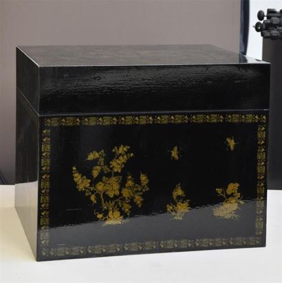 Art d'Asie CHINE, Canton - Vers 1900 Coffre en bois laqué noir à décor en laque or...