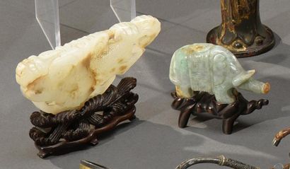Art d'Asie CHINE - Fin XIXe siècle Poisson en néphrite céladon et rouille, relevant...
