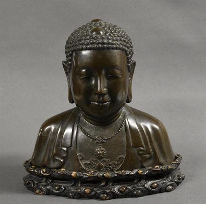 Art d'Asie INDOCHINE- Vers 1900 Buste de bouddha en bronze, ses robes drapées sur...