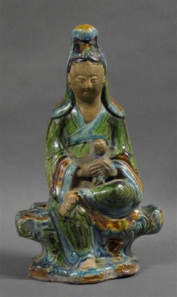 Art d'Asie CHINE - Epoque MING (1368 - 1644) Statuette de Guanyin en terre cuite...