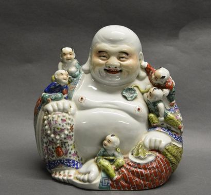 Art d'Asie CHINE - Epoque de la République - MINGUO (1912 - 1949) Budai en porcelaine...