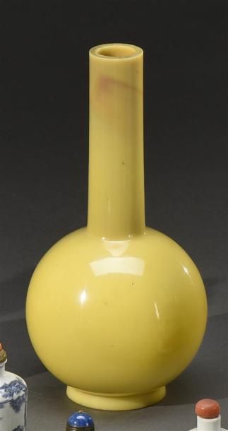 Art d'Asie CHINE - XIXe siècle Vase bouteille en verre jaune. Au revers, la marque...