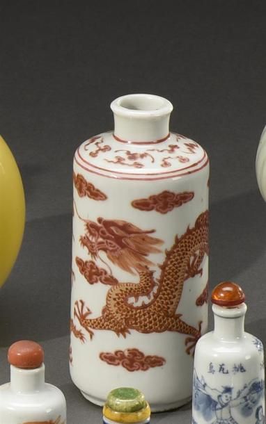 Art d'Asie CHINE - Fin du XIXe siècle Petit vase rouleau à décor en émail rouge de...