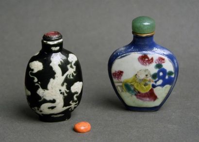 Art d'Asie CHINE - Fin du XIXe siècle Deux flacons tabatières en porcelaine, l'un...