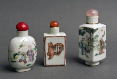 Art d'Asie CHINE - XXe siècle Trois flacons tabatières en porcelaine à décor en émaux...