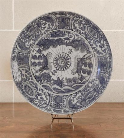 Art d'Asie CHINE, Fours de Swatow - XVIe siècle Grand plat rond en porcelaine à décor...