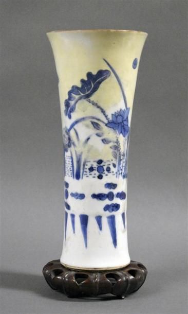 Art d'Asie CHINE - Période Transition, XVIIe siècle Vase de forme "gu" en porcelaine...