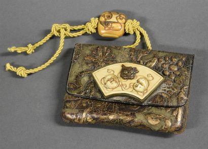 Art d'Asie JAPON - Epoque EDO (1603 - 1868)
Tabako ire en cuir embossé et laqué à...