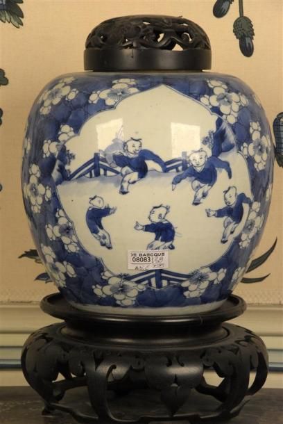 Art d'Asie CHINE - Epoque KANGXI (1662 - 1722)
Pot à gingembre en porcelaine à décor...