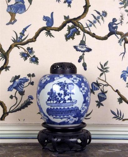Art d'Asie CHINE - Epoque KANGXI (1662 - 1722)
Pot à gingembre en porcelaine à décor...