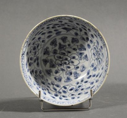 Art d'Asie CHINE - XVIIIe siècle Bol en porcelaine, l'extérieur émaillé capucin,...