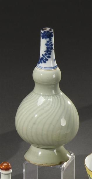 Art d'Asie CHINE - XVIIIe siècle Aspersoir en porcelaine émaillée céladon à motif...