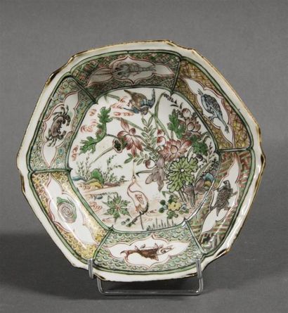 Art d'Asie CHINE - XVIIIe siècle Coupe hexagonale en porcelaine à décor en rouge...