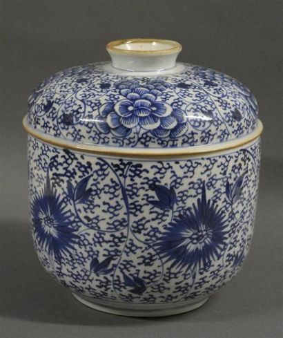 Art d'Asie CHINE, Compagnie des Indes - XVIIIe siècle Pot couvert en porcelaine décorée...