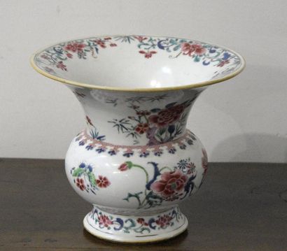null 
CHINE - Epoque QIANLONG (1736 - 1795)


Crachoir en porcelaine à décor en émaux...