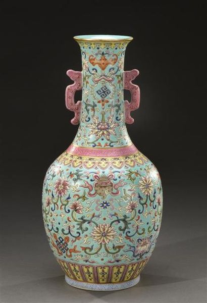 Art d'Asie CHINE - Époque JIAQING (1796 - 1820) Vase de forme balustre à col long...