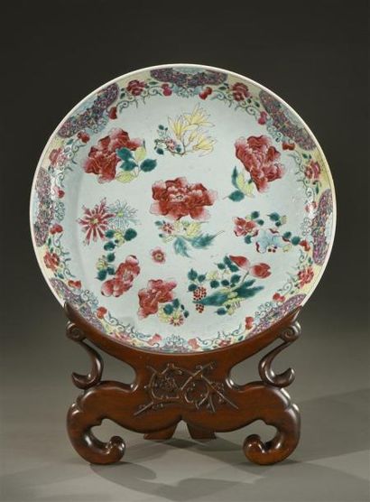 Art d'Asie CHINE - XIXe siècle Grande coupe en porcelaine décorée en émaux polychromes...