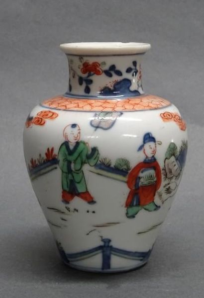 Art d'Asie CHINE - XIXe siècle Petit vase en porcelaine à décor en bleu sous couverte...