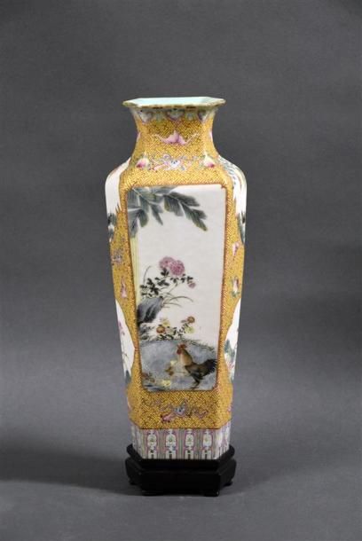 Art d'Asie CHINE - XIXe siècle Vase de forme hexagonale en porcelaine à décor en...