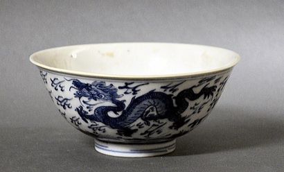 Art d'Asie CHINE - XIXe siècle Bol en porcelaine décorée en bleu sous couverte de...