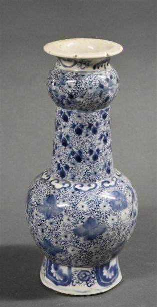 Art d'Asie CHINE - XIXe siècle Vase de forme bouteille à col légèrement évasé en...