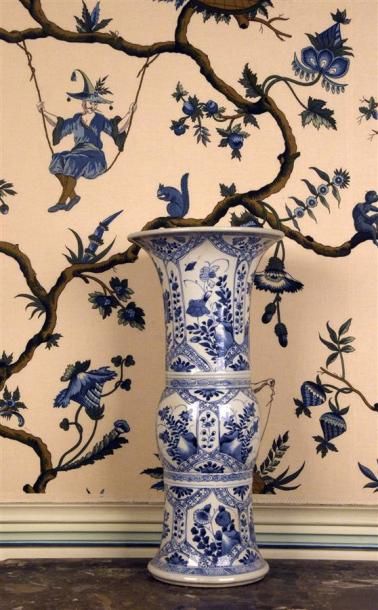 Art d'Asie CHINE - Fin du XIXe siècle Vase de forme yanyan en porcelaine à décor...