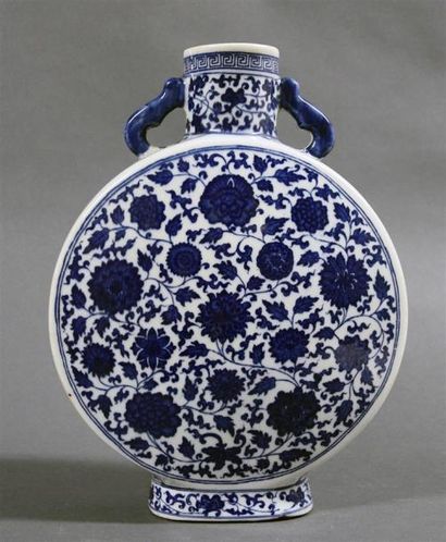Art d'Asie CHINE – 
Gourde en porcelaine à décor en bleu sous couverte de lotus stylisés...