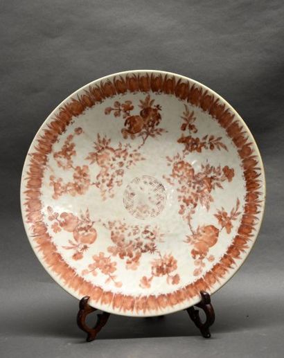 Art d'Asie CHINE - XIXe siècle
Plat en porcelaine de chine à décor rouge de végétaux...