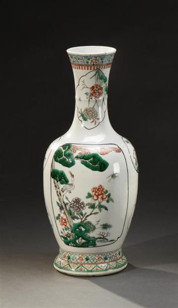 Art d'Asie CHINE - Fin du XIXe siècle Vase balustre en porcelaine à décor en émaux...